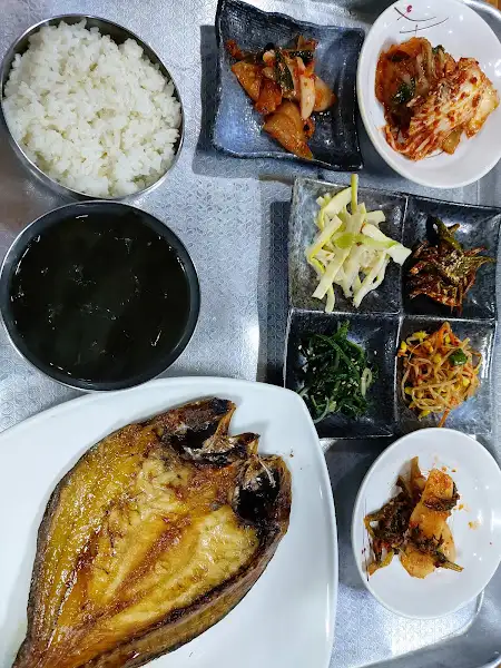 노릇하게 구워진 통통한 생선구이