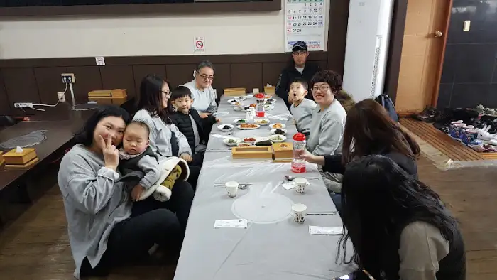 다양한 반찬이 차려진 밥상 모습