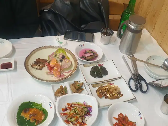 다양한 전복 요리가 정갈하게 차려진 테이블 사진