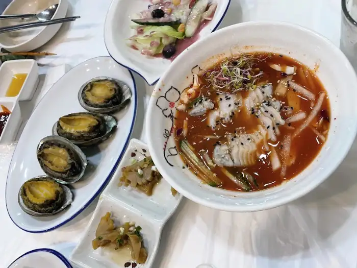 신선한 전복이 접시에 담겨 있는 모습