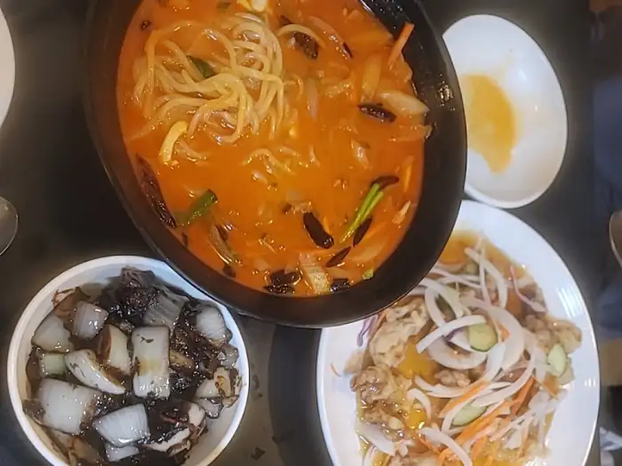 짬뽕과 짜장, 탕수육이 함께 나온 모습