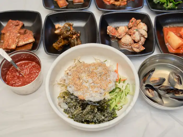 비빔밥과 곁들임 반찬