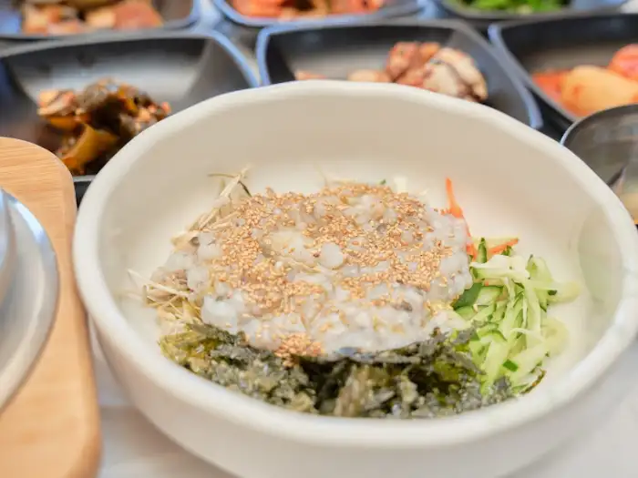 다양한 반찬과 비빔밥