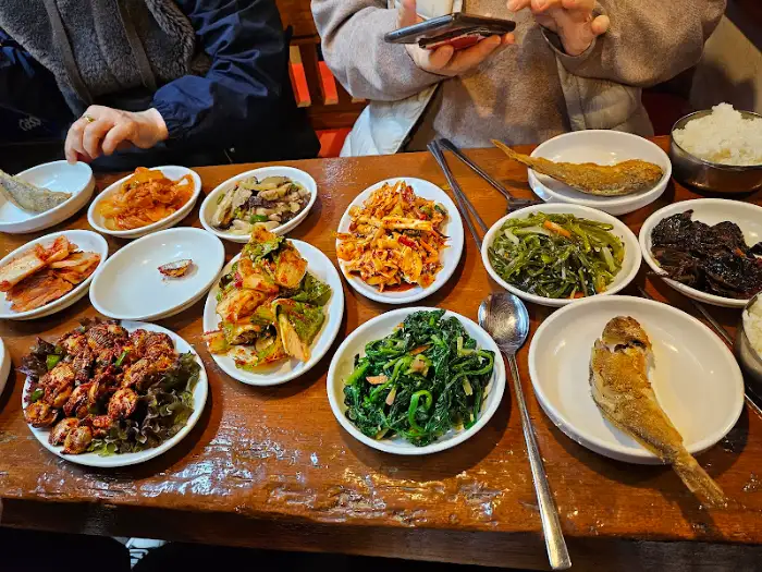 매콤하게 볶아진 채소 요리
