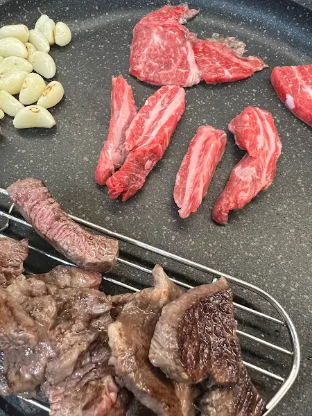 불판에 올라갈 한우와 마늘