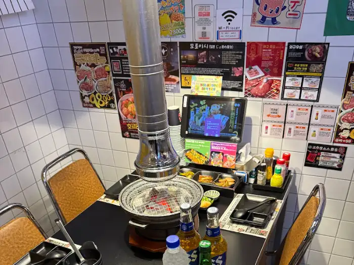 테이블 세팅과 숯불 구이 장비