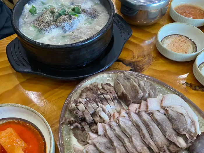 순대국밥과 순대접시가 함께 나온 상차림