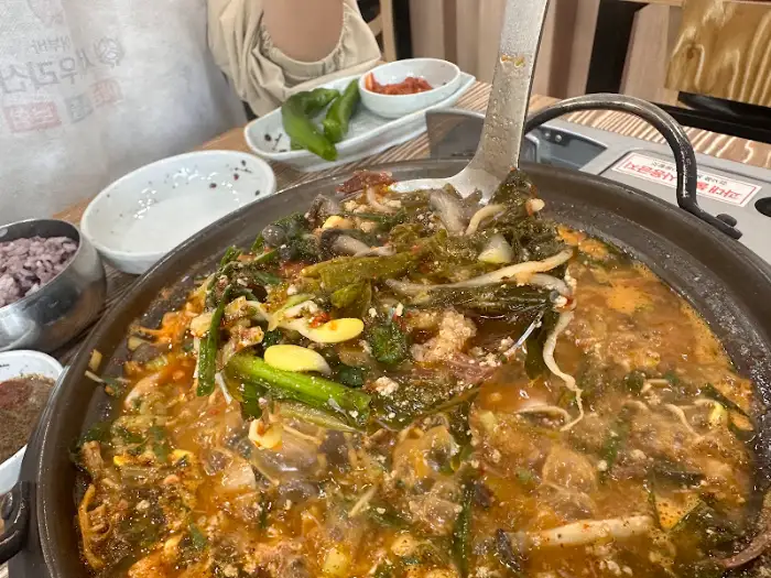 해장국 건더기를 뜨는 모습