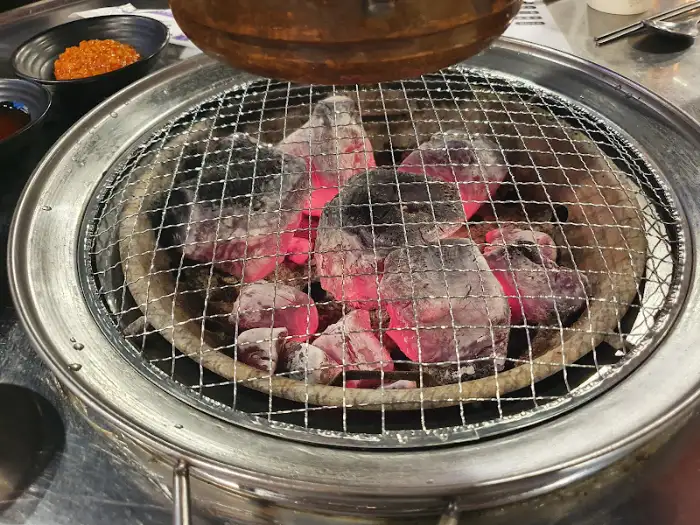 활활 타오르는 숯불