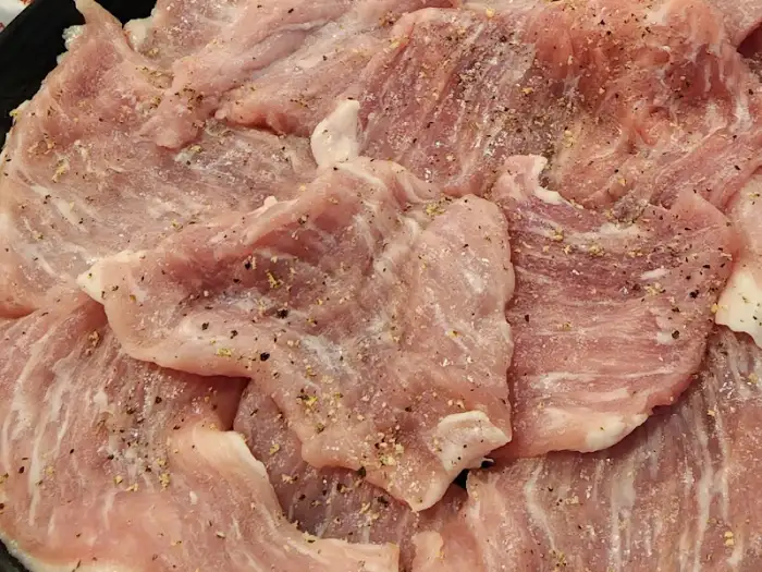 숯불 위에 구워지는 삼겹살