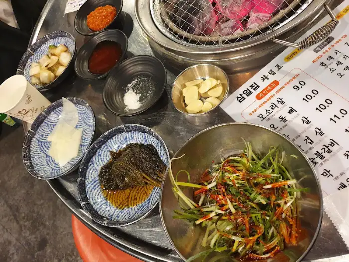 다양한 곁들임 반찬과 쌈채소