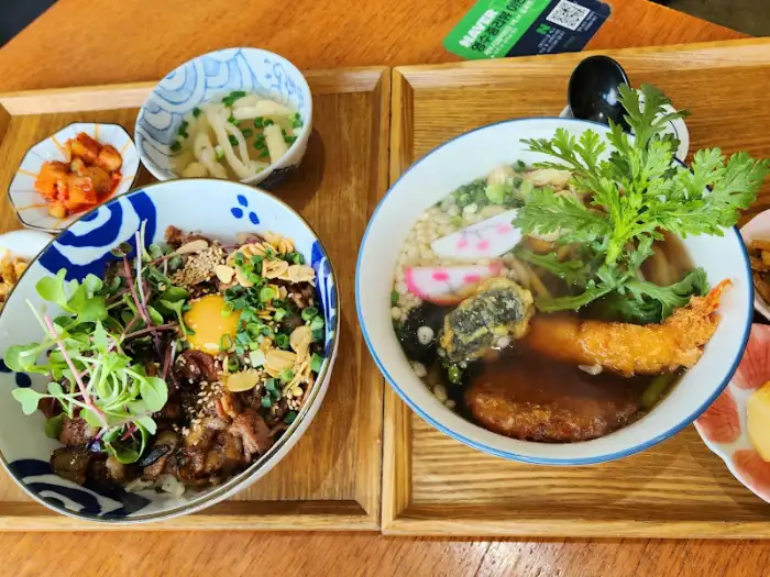 두 가지 덮밥과 반찬 세트