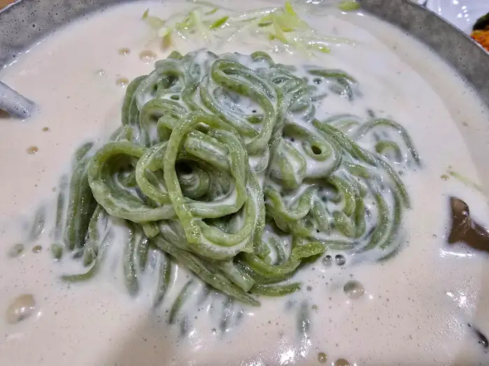 뽕잎 콩국수 면발 클로즈업