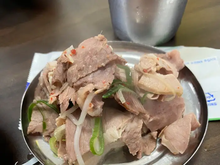 푸짐하게 담긴 돼지 수육