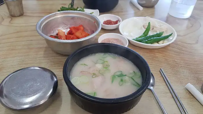 다양한 메뉴가 준비된 식탁