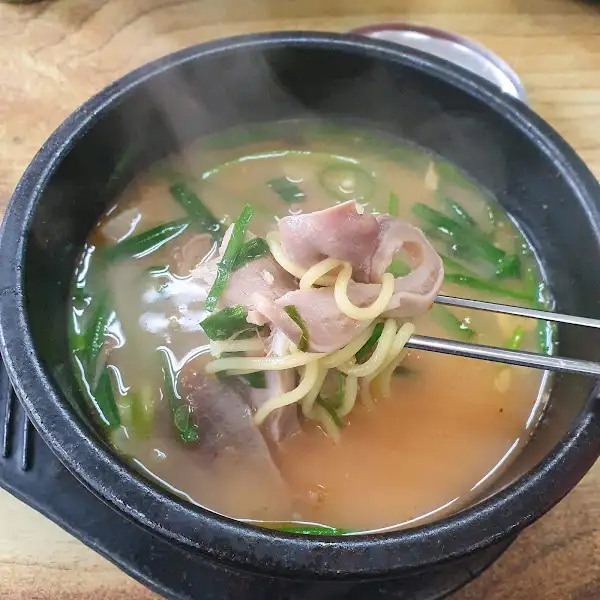 국자로 떠낸 푸짐한 돼지국밥 건더기