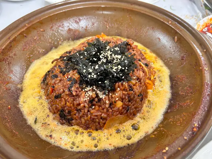 볶음밥 위에 김가루와 깨가 뿌려진 모습