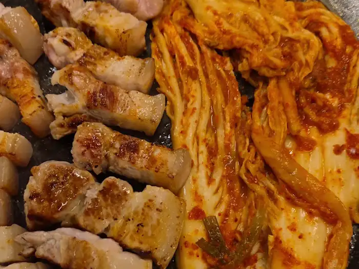 김치와 함께 구워지고 있는 삼겹살