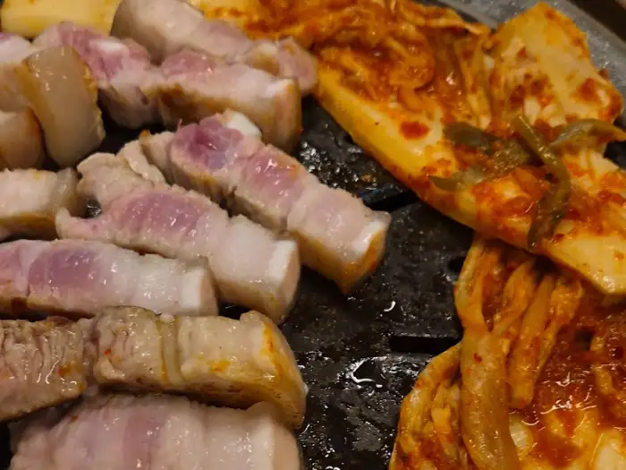 두툼한 삼겹살 조각들