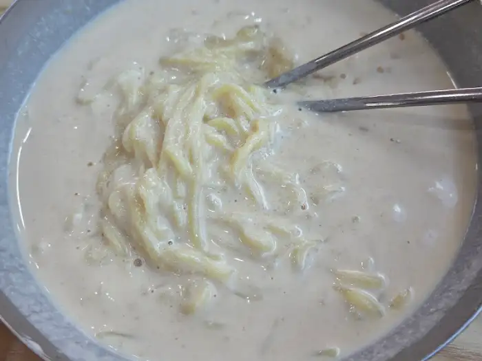 젓가락으로 집어 올린 콩국수 면발