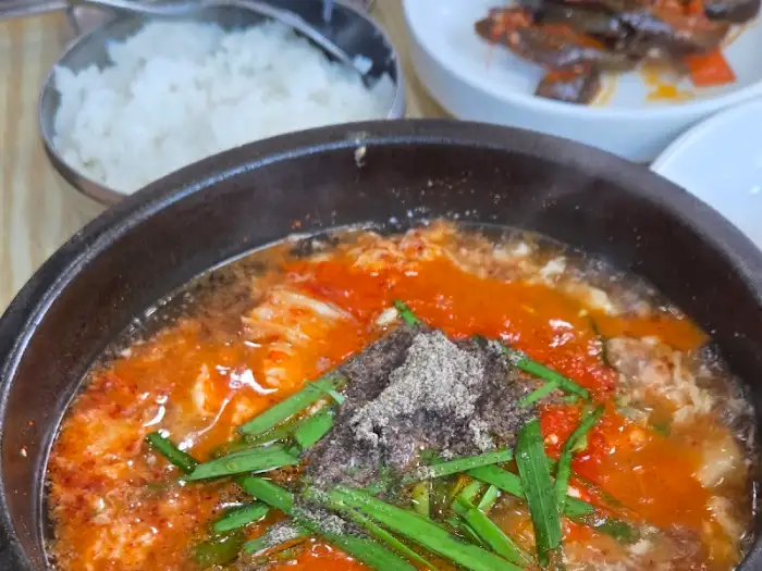 김치와 밥이 담긴 반찬 접시