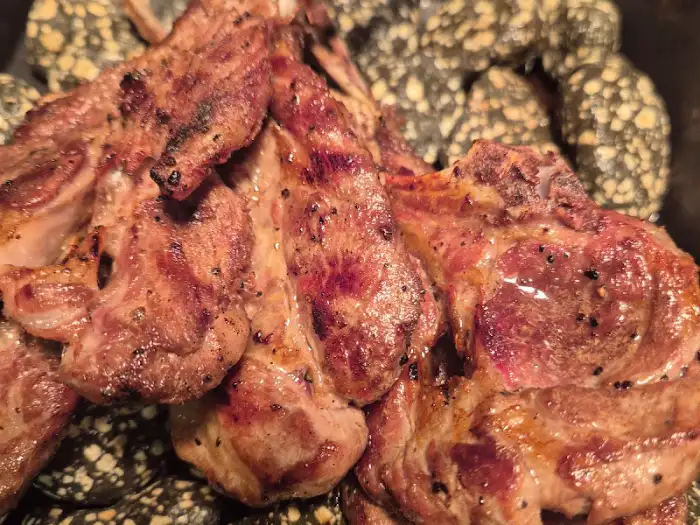 맛있게 구워진 스테이크와 양갈비