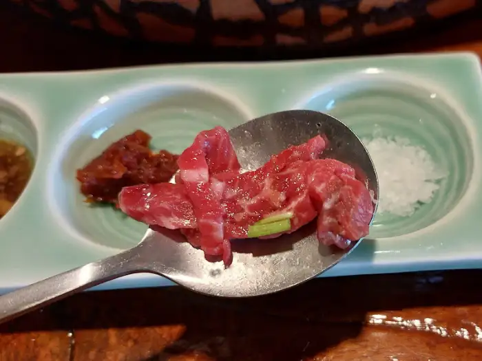 육회 한 점