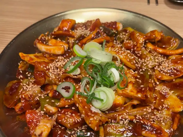 매콤달콤한 양념이 맛있게 배어 있는 오징어 볶음