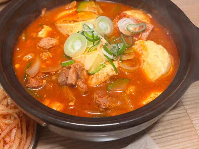 건더기가 풍성한 순두부 짜글이