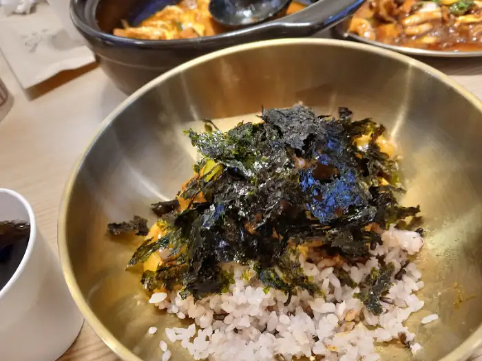 밥 위에 김가루가 듬뿍 올라간 모습