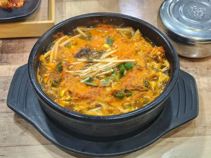 김이 모락모락 나는 국밥