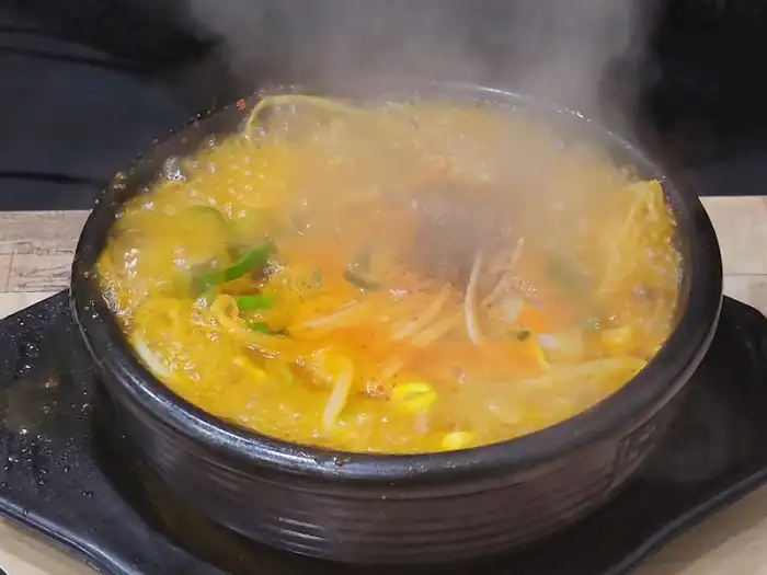 뜨거운 국물이 끓는 뚝배기