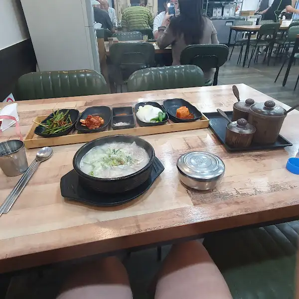 식탁에 차려진 국밥과 반찬들