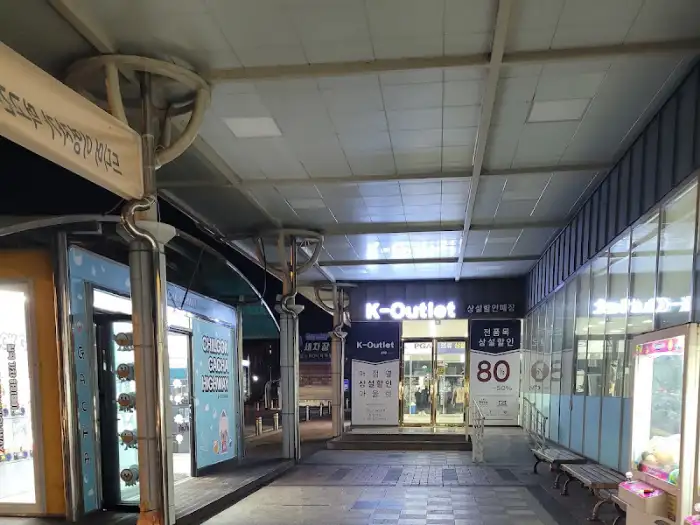 칠곡휴게소 입구 및 상점가