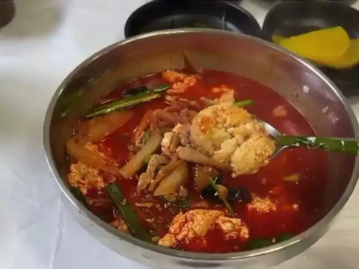 큼직한 뚝배기에 담긴 짬뽕순두부밥
