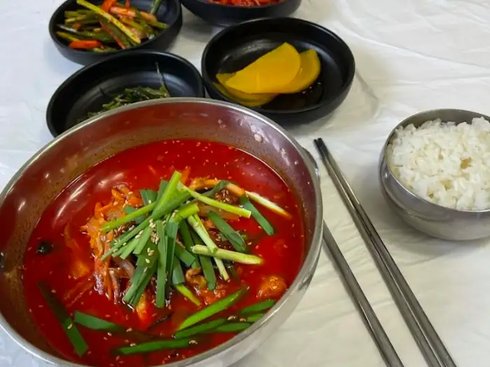 밥과 함께 차려진 짬뽕순두부밥과 반찬들