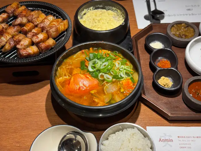 푸짐한 고기와 함께 나온 된장찌개