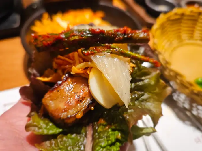 쌈 채소에 쌈장, 마늘, 고기, 백김치까지 완벽한 조화