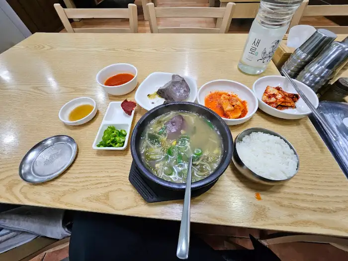 테이블 세팅된 해장국