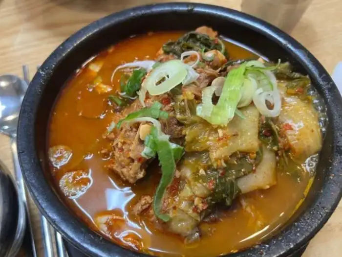 뚝배기에 담긴 선지 해장국
