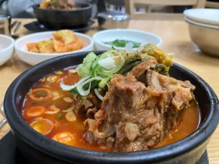 고기가 푸짐하게 들어있는 해장국