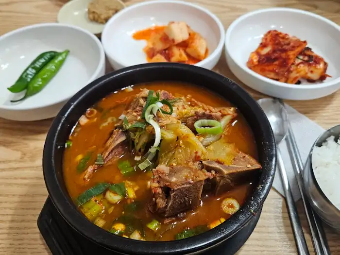 김치와 깍두기, 고추가 보이는 해장국 상차림