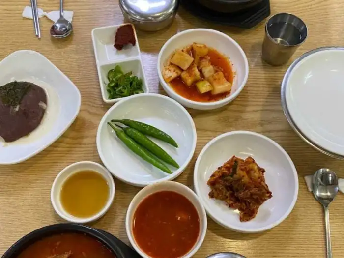 반찬으로 나온 김치와 깍두기