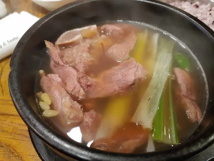 푸짐하게 담긴 갈비탕 클로즈업