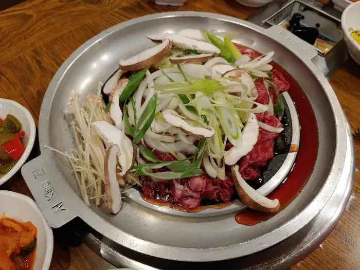 불판 위에 구워지는 등심과 채소