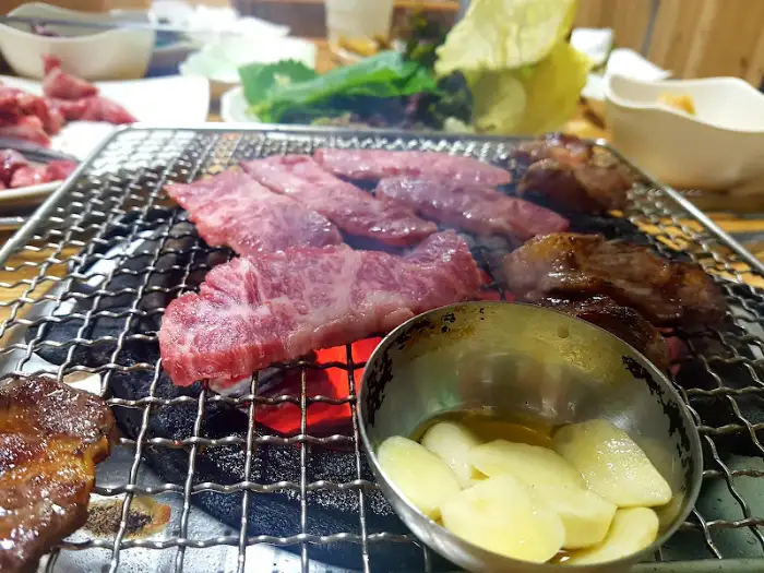 숯불 위에서 구워지고 있는 소고기