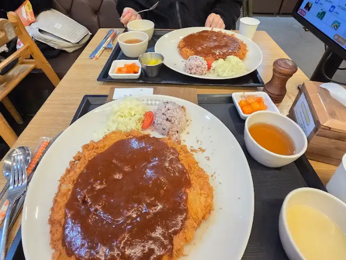 정면에서 바라본 돈까스와 곁들임