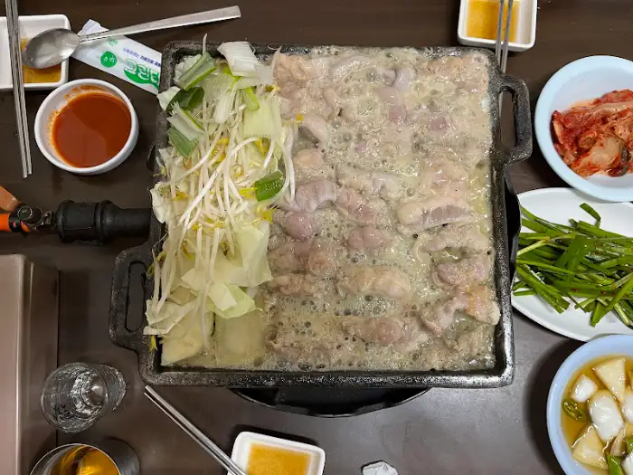 순곱창과 곁들임 메뉴가 함께 담긴 팬
