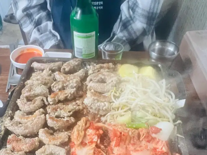 소주와 함께 곁들여진 순곱창