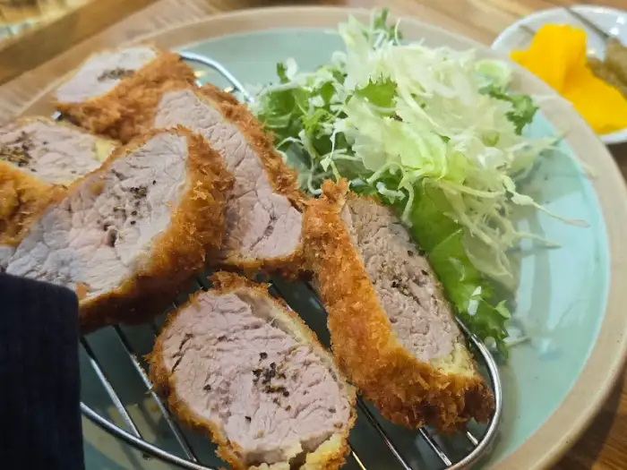 두툼한 돼지고기가 핑크빛 속살을 드러내는 등심 돈까스